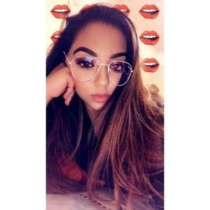 Meet your Posher, Flory